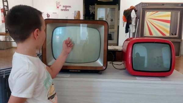 „ЛЕТА ПРЕ НЕТА“ ВИДЕЛО ВИШЕ ОД 4.000 ЉУДИ: Чувена изложба једна је од најпосећенијих у Вршцу „ЛЕТА ПРЕ НЕТА“ ВИДЕЛО ВИШЕ ОД 4.000 ЉУДИ: Чувена изложба једна је од најпосећенијих у Вршцу