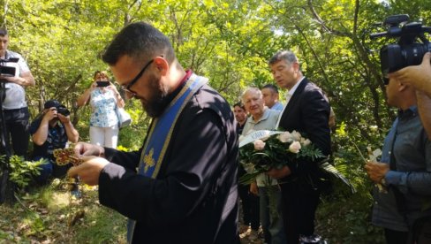 БРАЋА МАСАКРИРАНА А ЊИХОВЦА ТЕЛА БАЧЕНА У ШУМУ: У Сливову недалеко од Грачанице обележено 26 година од убиства четворице браће Симић БРАЋА МАСАКРИРАНА А ЊИХОВЦА ТЕЛА БАЧЕНА У ШУМУ: У Сливову недалеко од Грачанице обележено 26 година од убиства четворице браће Симић