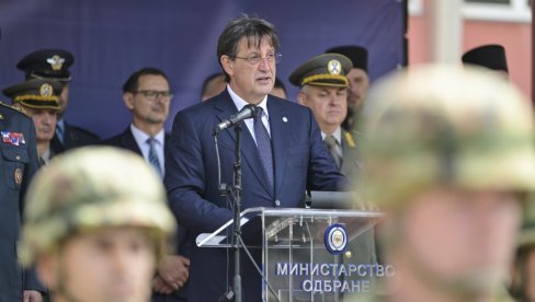 ОБЛАЧЕЋИ УНИФОРМУ, ПОСТАЛИ СТЕ ОГЛЕДАЛО ВРЕДНОСТИ КОЈЕ ЗАСТУПАМО: Министар Гашић присуствовао полагању заклетве војника у Ваљеву