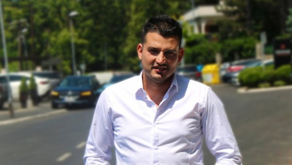СВИ ГА ЗНАЈУ ПО ИМЕНУ БРИЏИС: Мало ко зна како он изгледа и на који начин води каријере највећим именима на домаћој музичкој сцени СВИ ГА ЗНАЈУ ПО ИМЕНУ БРИЏИС: Мало ко зна како он изгледа и на који начин води каријере највећим именима на домаћој музичкој сцени