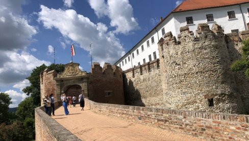 АЛЕКСАНДРИНА ПОРОДИЦА ЈЕ ЈЕДИНА ПРЕОСТАЛА СРПСКА ПОРОДИЦА У ВИЛАЊУ: Од 1700 године у овом месту праве вино АЛЕКСАНДРИНА ПОРОДИЦА ЈЕ ЈЕДИНА ПРЕОСТАЛА СРПСКА ПОРОДИЦА У ВИЛАЊУ: Од 1700 године у овом месту праве вино