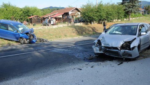 ПОВРЕЂЕНЕ ТРИ ОСОБЕ: Саобраћајни удес у Прогорелици на Ибарској магистрали ПОВРЕЂЕНЕ ТРИ ОСОБЕ: Саобраћајни удес у Прогорелици на Ибарској магистрали