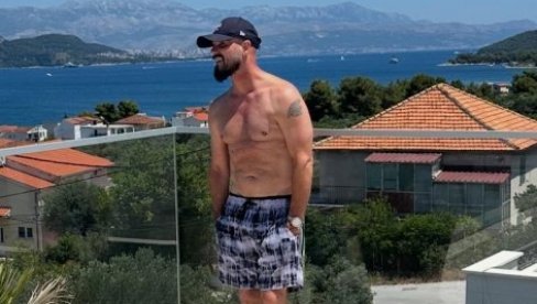 SUPRUGA GA FOTOGRAFISALA, A FANOVI ODUŠEVLJENI: Boban Rajović u šestoj deceniji izgleda kao mladić (FOTO) SUPRUGA GA FOTOGRAFISALA, A FANOVI ODUŠEVLJENI: Boban Rajović u šestoj deceniji izgleda kao mladić (FOTO)