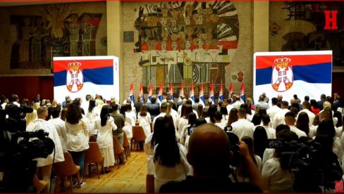 Vučić na ceremoniji uručenja ugovora o radu najboljim diplomcima u Srbiji (VIDEO)