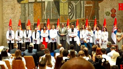 PONOSNI SMO NA VAS, PONOSNI ZBOG VAŠEG TRUDA Vučić na ceremoniji uručenja ugovora o radu najboljim diplomcima u Srbiji (FOTO/VIDEO) PONOSNI SMO NA VAS, PONOSNI ZBOG VAŠEG TRUDA Vučić na ceremoniji uručenja ugovora o radu najboljim diplomcima u Srbiji (FOTO/VIDEO)