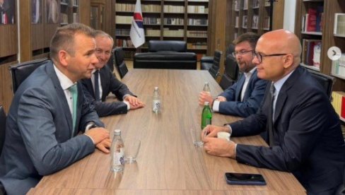 МАЂАРСКА ЈЕ ИСКРЕНИ ПРИЈАТЕЉ СРБИЈЕ Вучевић на састанку са изаслаником Виктора Орбана (ФОТО) МАЂАРСКА ЈЕ ИСКРЕНИ ПРИЈАТЕЉ СРБИЈЕ Вучевић на састанку са изаслаником Виктора Орбана (ФОТО)