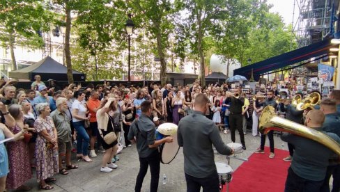 DOČEKALI LETO U RITMU DECIBELA: Francuzi i uz srpske trubače proslavili još jedan Praznik muzike (FOTO) DOČEKALI LETO U RITMU DECIBELA: Francuzi i uz srpske trubače proslavili još jedan Praznik muzike (FOTO)