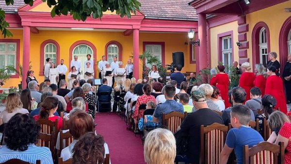 КОНЦЕРТОМ У ПОРТИ ЦРКВЕ СВЕТОГ ЂОРЂА: Почеле Видовданске свечаности у Ћуприји (ФОТО) КОНЦЕРТОМ У ПОРТИ ЦРКВЕ СВЕТОГ ЂОРЂА: Почеле Видовданске свечаности у Ћуприји (ФОТО)