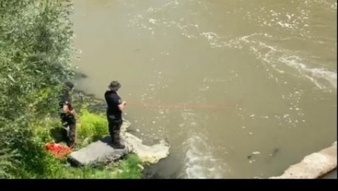 NOGA JE VIRILA IZ DŽAKA: U Velikim Crljenima u šoku, ronioci traže po Kolubari, oglasili se sin i supruga nestalog muškarca (VIDEO) NOGA JE VIRILA IZ DŽAKA: U Velikim Crljenima u šoku, ronioci traže po Kolubari, oglasili se sin i supruga nestalog muškarca (VIDEO)