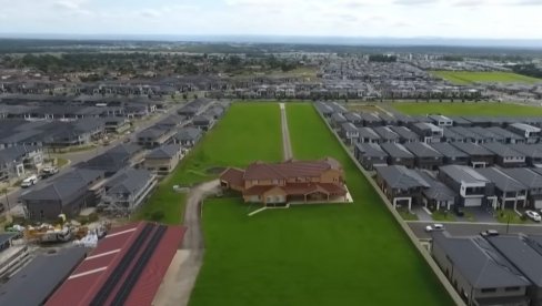 ODUPIRU SE MODERNOM ŽIVOTU: Porodica odbila 30 miliona € za kuću, a oko nje niču moderne zgrade (VIDEO) ODUPIRU SE MODERNOM ŽIVOTU: Porodica odbila 30 miliona € za kuću, a oko nje niču moderne zgrade (VIDEO)