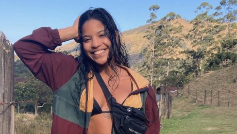 NA SNIMKU SE ČUJE KAKO PLAČE: Indonežanski spasioci pronašli mrtvu mladu Brazilku, pala je sa litice vulkana (VIDEO) NA SNIMKU SE ČUJE KAKO PLAČE: Indonežanski spasioci pronašli mrtvu mladu Brazilku, pala je sa litice vulkana (VIDEO)