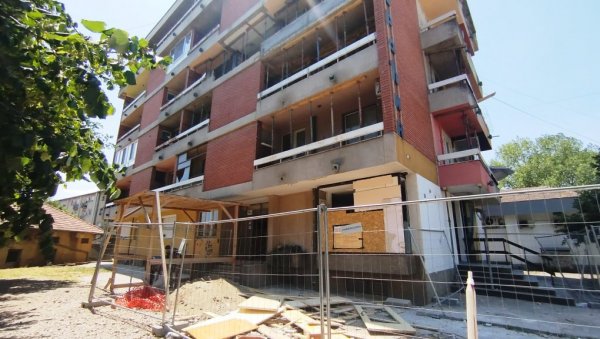 НЕДОСТАЈЕ ИМ ДВА МИЛИОНА ДА СЕ ПОНОВО СКУЋЕ: У Параћину почела санација зграде, тешко оштећене у експлозији НЕДОСТАЈЕ ИМ ДВА МИЛИОНА ДА СЕ ПОНОВО СКУЋЕ: У Параћину почела санација зграде, тешко оштећене у експлозији