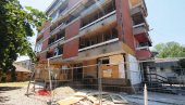 НЕДОСТАЈЕ ИМ ДВА МИЛИОНА ДА СЕ ПОНОВО СКУЋЕ: У Параћину почела санација зграде, тешко оштећене у експлозији