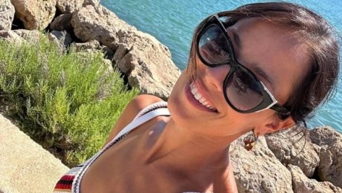SVI SE PITAJU ZAŠTO JEDNOSTAVNO NE OBJAVE DA SU SE RAZVELI: Zbog ovih fotografija svi su uvereni da je njen brak GOTOV! (FOTO) SVI SE PITAJU ZAŠTO JEDNOSTAVNO NE OBJAVE DA SU SE RAZVELI: Zbog ovih fotografija svi su uvereni da je njen brak GOTOV! (FOTO)