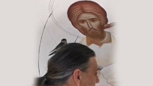 ČUDO U SRPSKOJ SVETINJI: Vidite šta je uradila lasta - kad čujete koja je simbolika ostaćete zatečeni (VIDEO)