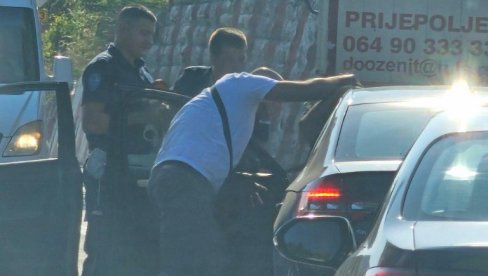 UHAPŠENI TERORISTI BLOKADERI: Pronađeno oružje za atentat na Vidovdan UHAPŠENI TERORISTI BLOKADERI: Pronađeno oružje za atentat na Vidovdan