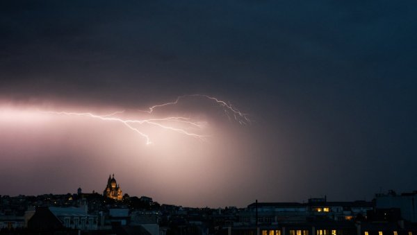 СТРАШНА ОЛУЈА ХАРА ЕВРОПОМ, ВИШЕ МРТВИХ: Мушкарца ударио гром, на дечака пало дрво, круже језиви снимци (ВИДЕО) СТРАШНА ОЛУЈА ХАРА ЕВРОПОМ, ВИШЕ МРТВИХ: Мушкарца ударио гром, на дечака пало дрво, круже језиви снимци (ВИДЕО)