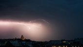 СТРАШНА ОЛУЈА ХАРА ЕВРОПОМ, ВИШЕ МРТВИХ: Мушкарца ударио гром, на дечака пало дрво, круже језиви снимци (ВИДЕО)