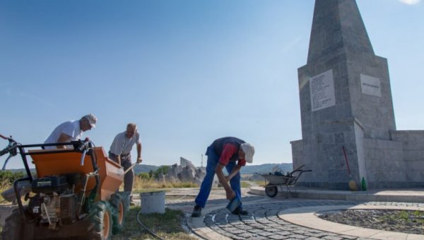 ПОПРАВКЕ У СПОМЕН-КОМПЛЕКСУ КАДИЊАЧА: Сачувати меморијал од зуба времена ПОПРАВКЕ У СПОМЕН-КОМПЛЕКСУ КАДИЊАЧА: Сачувати меморијал од зуба времена
