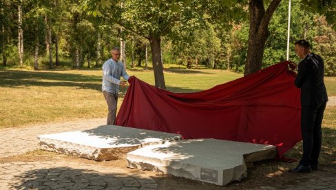 SPOMEN-PLOČA SA TEKSTOM DOBRICE ĆOSIĆA POLOŽENA DANAS NA SLOBODIŠTU U KRUŠEVCU: U znak sećanja na preko 700 streljanih Srba, Jevreja i Roma SPOMEN-PLOČA SA TEKSTOM DOBRICE ĆOSIĆA POLOŽENA DANAS NA SLOBODIŠTU U KRUŠEVCU: U znak sećanja na preko 700 streljanih Srba, Jevreja i Roma