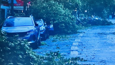 SNAŽNA OLUJA I PADAVINE ŠIROM ALBANIJE: Šteta na objektima, povređeno više osoba SNAŽNA OLUJA I PADAVINE ŠIROM ALBANIJE: Šteta na objektima, povređeno više osoba