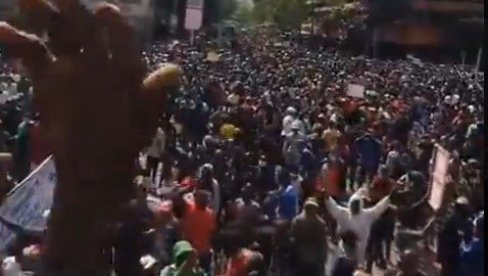 HAOS NA ULICAMA AFRIČKE ZEMLJE: U Keniji krvavi protesti na desetine ljudi povređeno, ima i mrtvih (VIDEO)