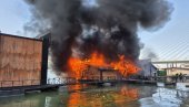 ДРАМАТИЧАН СНИМАК ПОЖАРА НА АДИ: Ватрогасци једва смирили ватру (ФОТО/ВИДЕО) ДРАМАТИЧАН СНИМАК ПОЖАРА НА АДИ: Ватрогасци једва смирили ватру (ФОТО/ВИДЕО)