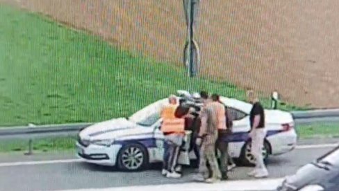 КАМЕРЕ СНИМИЛЕ ДИВЉАЧКО ПОНАШАЊЕ: Погледајте како терориста Иван Матовић шутира полицајце и прави хаос (ВИДЕО)