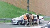 KAMERE SNIMILE DIVLJAČKO PONAŠANJE: Pogledajte kako terorista Ivan Matović šutira policajce i pravi haos (VIDEO)