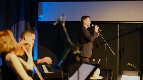 STIHOVI KOJI SE PAMTE: Književno veče sa Nebojšom Milovanovićem u Fondaciji Mozzart „Poezija živa” po drugi put očarala publiku