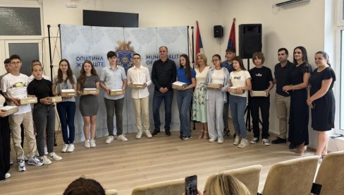 УЛОЖИЛИ ВЕЛИКИ ТРУД И ЖЕЉУ ЗА СТИЦАЊЕМ НОВИХ ЗНАЊА: Додељене награде вуковцима у Житишту