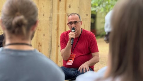 GRUHONJIĆ PRENEO PORUKU BLOKADERA: Odje*ite, istorija Srbije nas ne zanima, ne zanima nas kako su ginuli naši preci! (VIDEO)