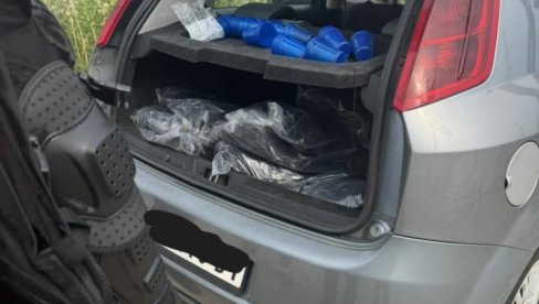 BLOKADERI SPREMAJU HAOS U BEOGRADU: Policija zaustavila opasnu pošiljku (FOTO) BLOKADERI SPREMAJU HAOS U BEOGRADU: Policija zaustavila opasnu pošiljku (FOTO)