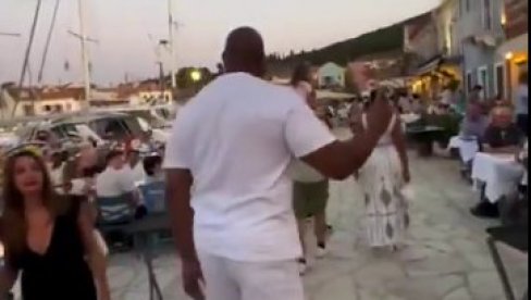NBA LEGENDA NIJE MOGLA DA VERUJE: Naletela na srpske turiste u grčkoj, a onda... (VIDEO) NBA LEGENDA NIJE MOGLA DA VERUJE: Naletela na srpske turiste u grčkoj, a onda... (VIDEO)