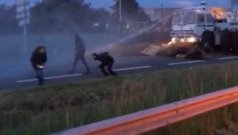 ВИДЕО: Водени топ на штрајкаче у Француској ВИДЕО: Водени топ на штрајкаче у Француској