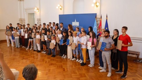 VIDOVDANSKE NAGRADE NAJBOLJIM ĐACIMA:  Novi Sad tradicionalno odao priznanja za veliki trud