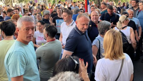 БЛОКАДЕРИ КРЕЋУ У УНИШТАВАЊЕ СРБИЈЕ: Почео протест за који су блокадери рекли да ће бити насилан БЛОКАДЕРИ КРЕЋУ У УНИШТАВАЊЕ СРБИЈЕ: Почео протест за који су блокадери рекли да ће бити насилан