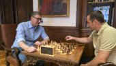 ВУЧИЋ ОБЈАВИО ФОТОГРАФИЈУ ИЗ ПРЕДСЕДНИШТВА КАКО ИГРА ШАХ: Тренуци релаксације (ФОТО) ВУЧИЋ ОБЈАВИО ФОТОГРАФИЈУ ИЗ ПРЕДСЕДНИШТВА КАКО ИГРА ШАХ: Тренуци релаксације (ФОТО)