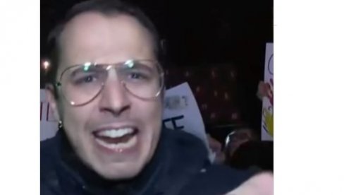 JUČE PROFESOR, DANAS KAO STUDENT: Prvi govornik blokaderskog skupa napadao novinare (VIDEO) JUČE PROFESOR, DANAS KAO STUDENT: Prvi govornik blokaderskog skupa napadao novinare (VIDEO)