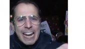JUČE PROFESOR, DANAS KAO STUDENT: Prvi govornik blokaderskog skupa napadao novinare (VIDEO) JUČE PROFESOR, DANAS KAO STUDENT: Prvi govornik blokaderskog skupa napadao novinare (VIDEO)