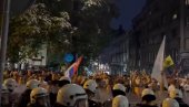 БЛОКАДЕРИ ГАЂАЛИ ПОЛИЦИЈУ: Понели палице и маске - крећу у уништавање Србије (ВИДЕО) БЛОКАДЕРИ ГАЂАЛИ ПОЛИЦИЈУ: Понели палице и маске - крећу у уништавање Србије (ВИДЕО)
