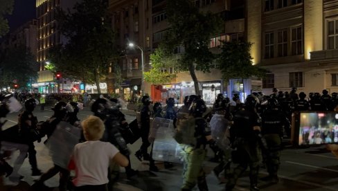 BLOKADERI BACILI TOPOVSKI UDAR KOD GLAVNE POŠTE: Haos na protestu