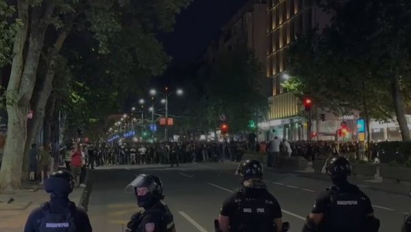 БЛОКАДЕРИ КАО ЗВЕРИ! ЈЕЗИВИ СНИМЦИ: Блокадери крећу на студенте - брутално ударили на полицију БЛОКАДЕРИ КАО ЗВЕРИ! ЈЕЗИВИ СНИМЦИ: Блокадери крећу на студенте - брутално ударили на полицију