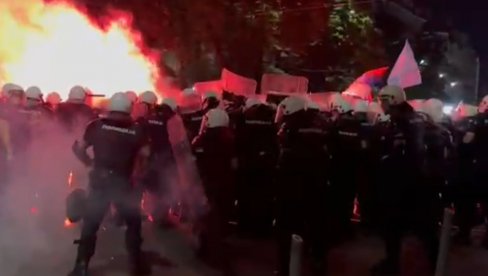 ЗВЕРИ И ТЕРОРИСТИ: Блокадери напали кордон полиције