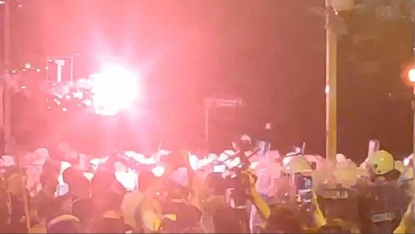БЛОКАДЕРИ КРВНИЧКИ КРЕНУЛИ У НАПАД МОТКАМА: Гађају полицију бакљама (ВИДЕО) БЛОКАДЕРИ КРВНИЧКИ КРЕНУЛИ У НАПАД МОТКАМА: Гађају полицију бакљама (ВИДЕО)