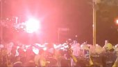 BLOKADERI KRVNIČKI KRENULI U NAPAD MOTKAMA: Gađaju policiju bakljama (VIDEO) BLOKADERI KRVNIČKI KRENULI U NAPAD MOTKAMA: Gađaju policiju bakljama (VIDEO)