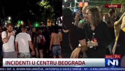 ПИЈАНКУ ПРЕТВАРАЈУ У НАСИЉЕ: Блокадери одваљени од алкохола једва стоје на ногама (ВИДЕО)