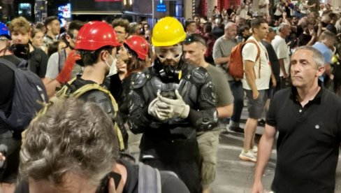 БЛОКАДЕРИ ТЕРОРИСТИ У ГЛАДИЈАТОР ОДЕЛИМА НАПАДАЈУ ПОЛИЦИЈУ: Иста опрема заплењена пар дана пре протеста
