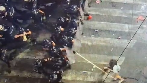 BLOKADER MOČUGOM NAPAO POLICIJU: Strašne scene u Beogradu (VIDEO)