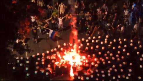 SNIMAK IZ VAZDUHA: Pogledajte kako blokaderi teroristi provociraju i brutalno napadaju policiju (VIDEO)